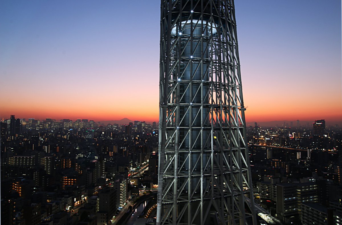 スカイツリー Tokyo Skytree スカイツリー のライティングと富士山のシルエットが重なる今日の美しいマジックアワー Skytree 富士山 マジックアワー 夕焼け