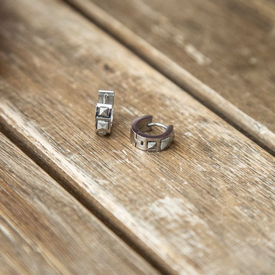 Start you weekend in style with these brushed and polished stainless steel earrings, the perfect accessory to your autumn wardrobe…

#fredbennett #modernman #mensjewellery #mensweardaily #mensstyle #mensaccessories #autumnstyle #newseason #stainlesssteel