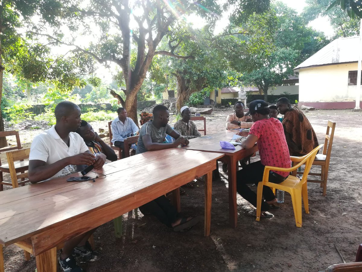 CMC_Guinee's tweet photo. #UM19 ✍🏿💭 Atelier d'écriture avec @hakimbah à #Boké 🇬🇳 ! Toujours sur une orga avec Célie CMC et @Agrem_Guinee 👏🏿 @departement17 @AmbaFrGuinee @GouvGN @FBouzigues @institutfr @ccfg @theatrebouchedair #Guinée #Kibaro https://t.co/yAlFUKalww