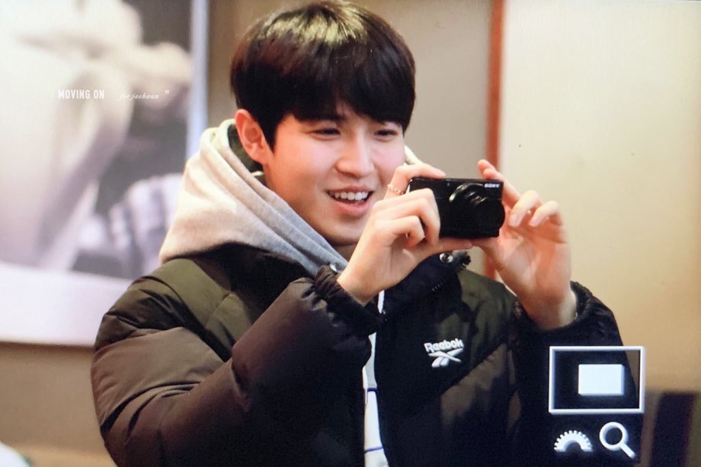 Daehwippy's tweet photo. Kim Jaehwan, an extraordinary soloist who always record his fans and show his loves with his eyes💖🍃 isn't it the sweetest? https://t.co/vnbebyd3HY