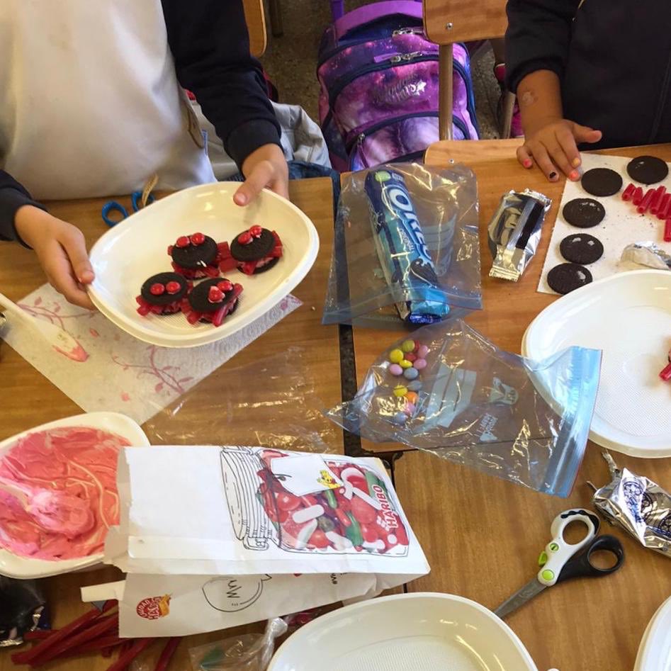 CarmelitasOnda's tweet photo. Els alumnes de Segon de Primaria han realitzat una recepta proposada pel projecte del xocolate, aranyes de xocolate. Inevitable menjar mentres feien les aranyes. #AcíEstic
#CarmelitasOnda #Carmelitas 
#primercicle #projectexocolate https://t.co/ljokaWUyW1