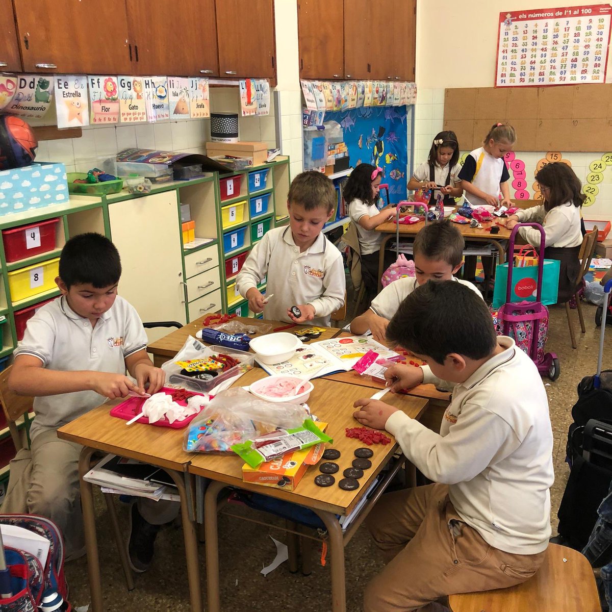 CarmelitasOnda's tweet photo. Els alumnes de Segon de Primaria han realitzat una recepta proposada pel projecte del xocolate, aranyes de xocolate. Inevitable menjar mentres feien les aranyes. #AcíEstic
#CarmelitasOnda #Carmelitas 
#primercicle #projectexocolate https://t.co/ljokaWUyW1
