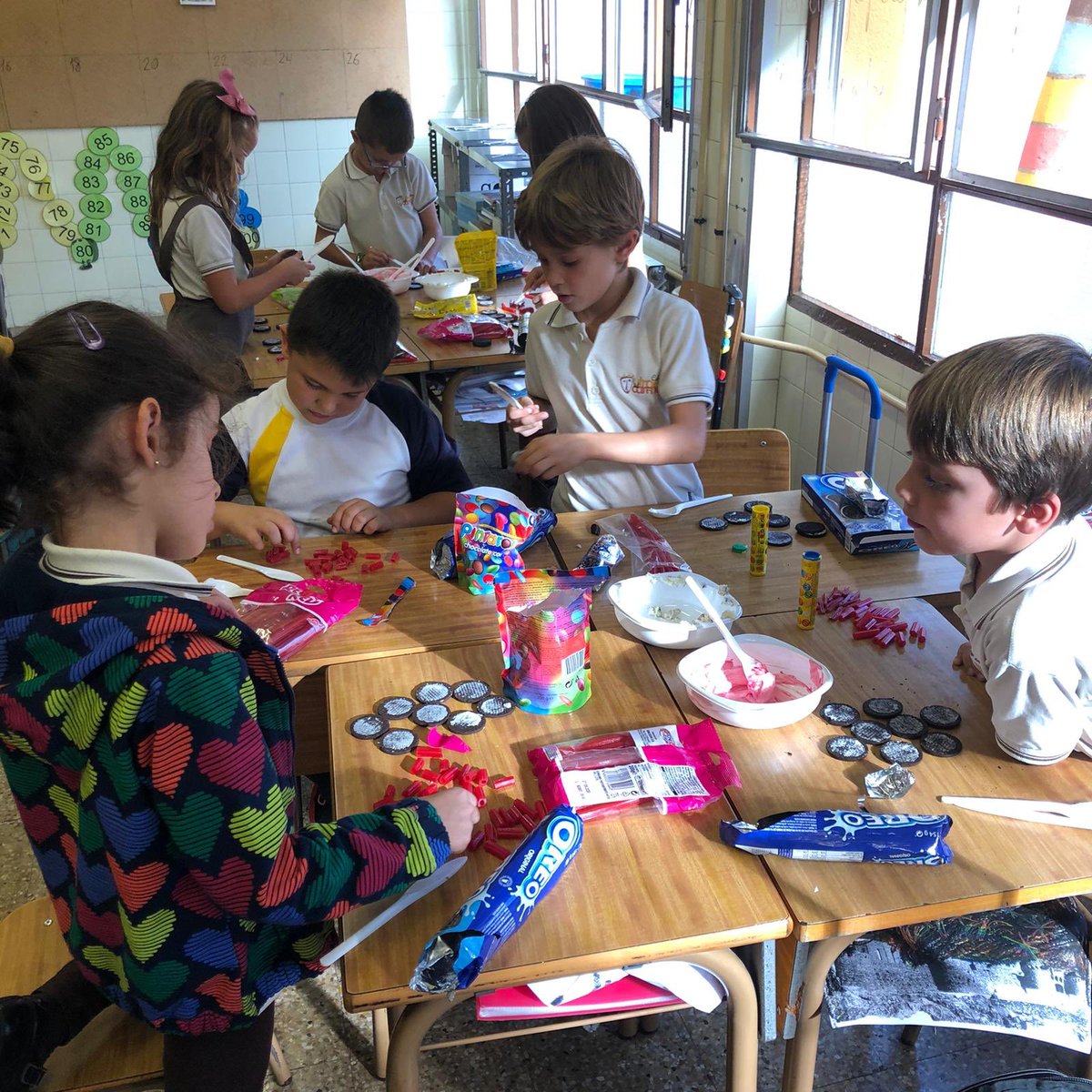CarmelitasOnda's tweet photo. Els alumnes de Segon de Primaria han realitzat una recepta proposada pel projecte del xocolate, aranyes de xocolate. Inevitable menjar mentres feien les aranyes. #AcíEstic
#CarmelitasOnda #Carmelitas 
#primercicle #projectexocolate https://t.co/ljokaWUyW1