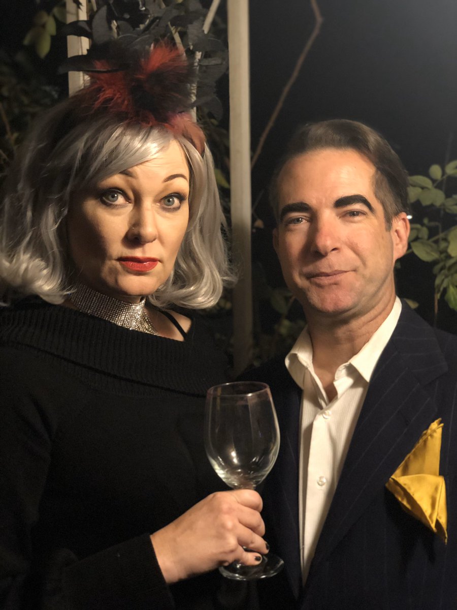 OhThatLily's tweet photo. Oh, look! The Roses came to visit. @SchittsCreek #HappyHalloween2019 #herbertlinger https://t.co/Tr4RrFljiu