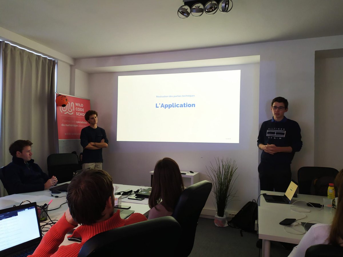 Alexandre Gonze et Thibaut Nyssens (<a href="/T_Nyssens/">Thibaut Nyssens 🐣</a>) ont eu l'occasion de présenter l'app @Civix_be et les nouveaux projets de l'ASBL à la @WildSchool_Bxl ! Une formation à la programmation informatique. 💻