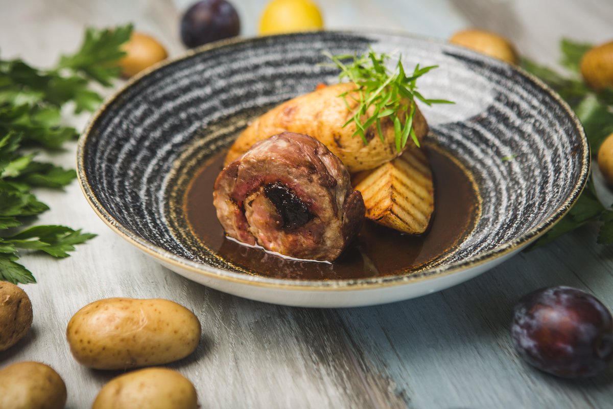 🇱🇻 Novembris ir klāt, tādēļ pasludinām to par Latvijas mēnesi restorānā "Jūrmalā"! Svinēsim svētkus kopā - nāc ciemos un izbaudi trīs ēdienus tikai par 20 eiro! 🇱🇻🥰🙌