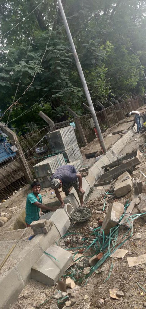 DrRAVINDRAMhas2's tweet photo. @mybmc हर साल बीएम सी ये फुटपाथ के लिये लाखों का टेंडर पास करके गरीब लोगों का पैसा कचरे में मिलाती है जब तक फुटपाथ कहा है दिखेगा नहीं तब तक यह सब ग़लत है https://t.co/QGLqUMJXDN
