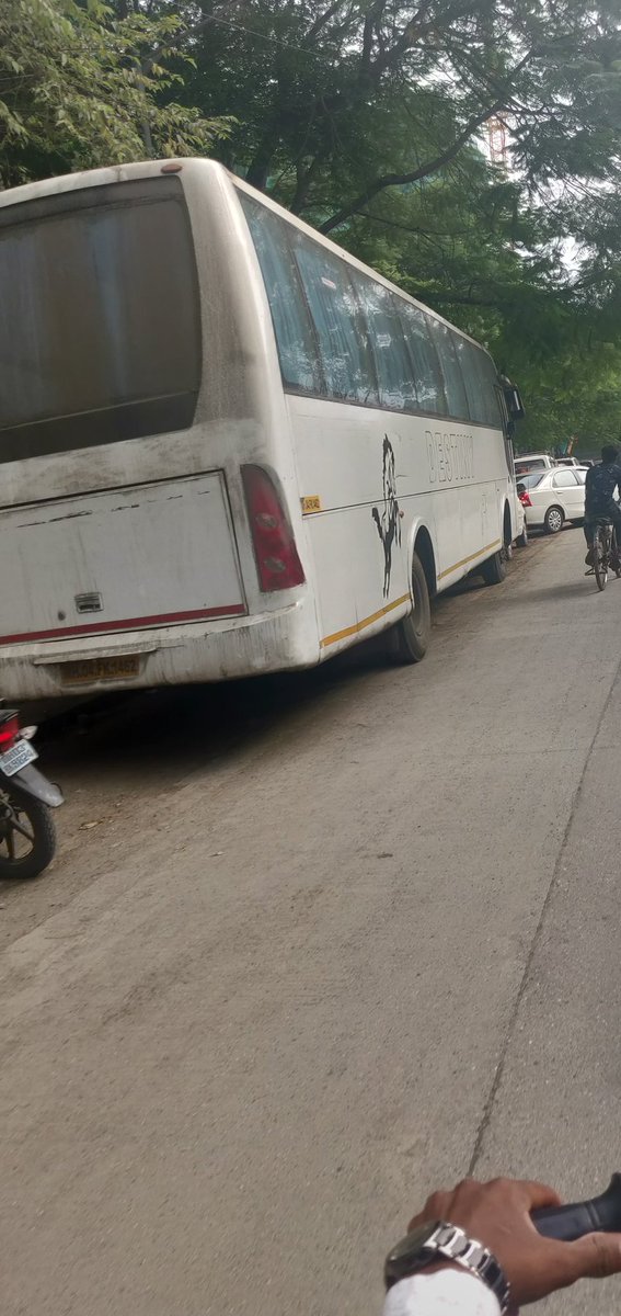 DrRAVINDRAMhas2's tweet photo. @mybmc हर साल बीएम सी ये फुटपाथ के लिये लाखों का टेंडर पास करके गरीब लोगों का पैसा कचरे में मिलाती है जब तक फुटपाथ कहा है दिखेगा नहीं तब तक यह सब ग़लत है https://t.co/QGLqUMJXDN