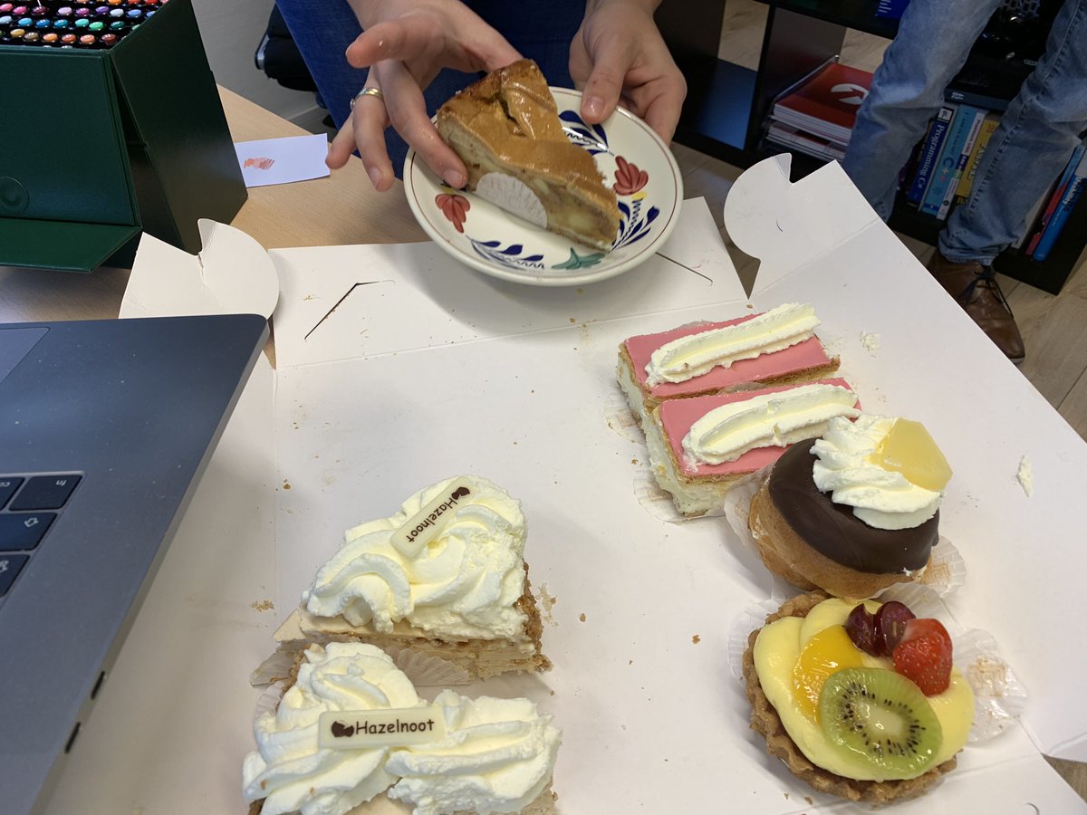 WOOP WOOP! Onze vormgever/illustrator Harm van Schaik is vandaag alweer 10 jaar bij ons in dienst. Dat moet natuurlijk gevierd worden. 🥳🥳 Gefeliciteerd met je jubileum Harm! #10jaar #jubileum #vormgevers #stillgoingstrong