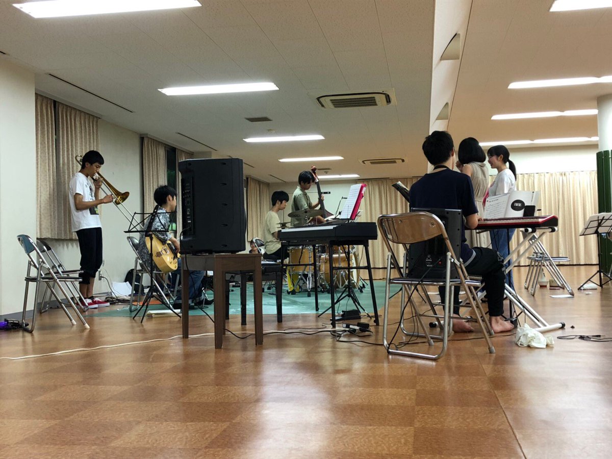SSJO_Okayamauni's tweet photo. とてつもなく遅ればせながらではありますが、8/16〜18に吉備青少年自然の家にて中四国ジャズフェスに向けた合宿を行いました🌲🍃🌿

練習風景でもよかったのですが、あえてセッションと食事風景を載せておきます🎹🍽
3枚目の写真は吉備青少年自然の家のマスコットキャラクター、ウーリーになります🍈 https://t.co/Ppss5Fdo5e
