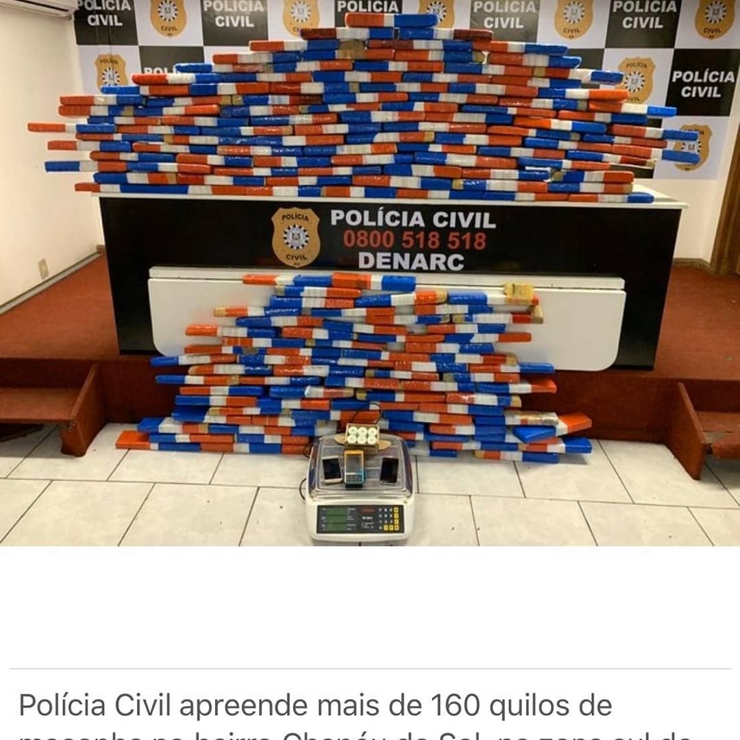 DENARC localiza depósito de maconha,na manhã de hoje (01/11) a Operação “Chapéu do Sol”, na zona sul/POA.
Conforme o Del. Thiago Bennemann, no local foi preso um homem e apreendidos 165 tijolos de maconha pesando aproximadamente 162 quilos entre outros objetos.