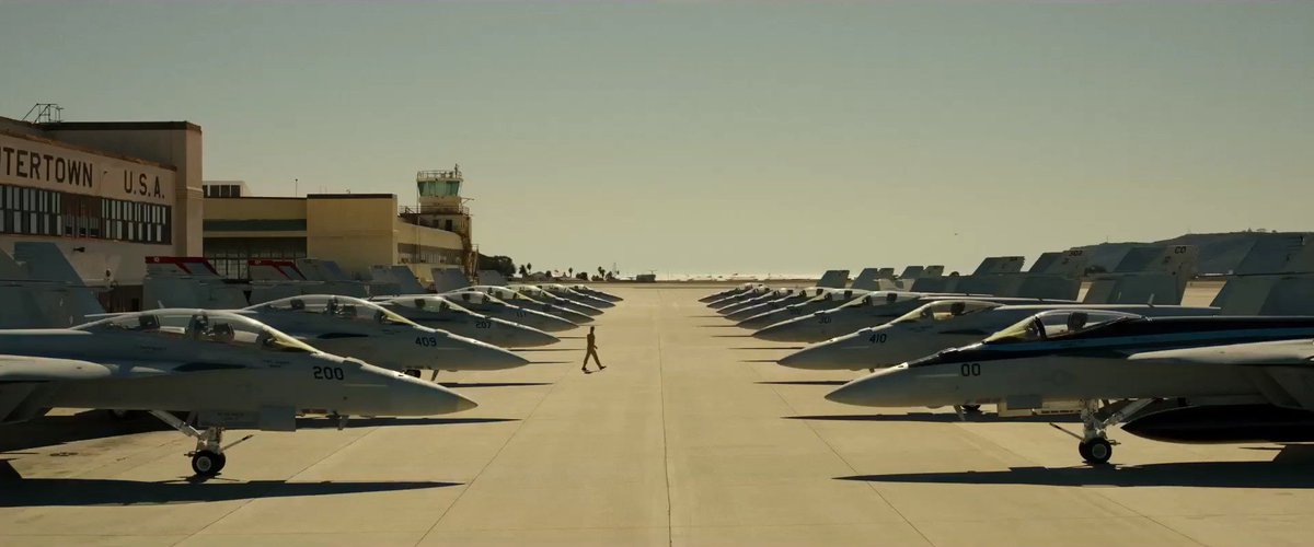 アール A Twitter トップガン続編の監督 ジョセフ コシンスキーじゃないか 今更知ってトレーラー見たら超が付くくらいコシンスキーフィルム感で感動 笑 T Co Zzfwhi9thk