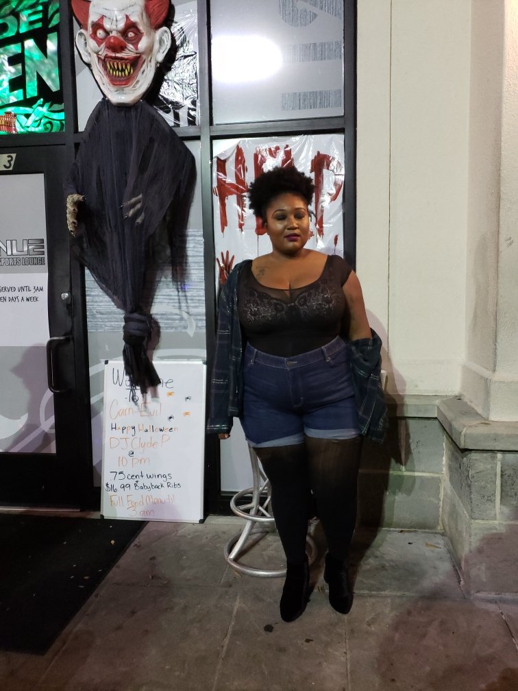 LizBarlow22's tweet photo. It's was supposed to be 90s grunge....
#Halloween19 #plussizehalloween #ihadanhourtogetready
#FluffyChronicles https://t.co/snHD20ycca