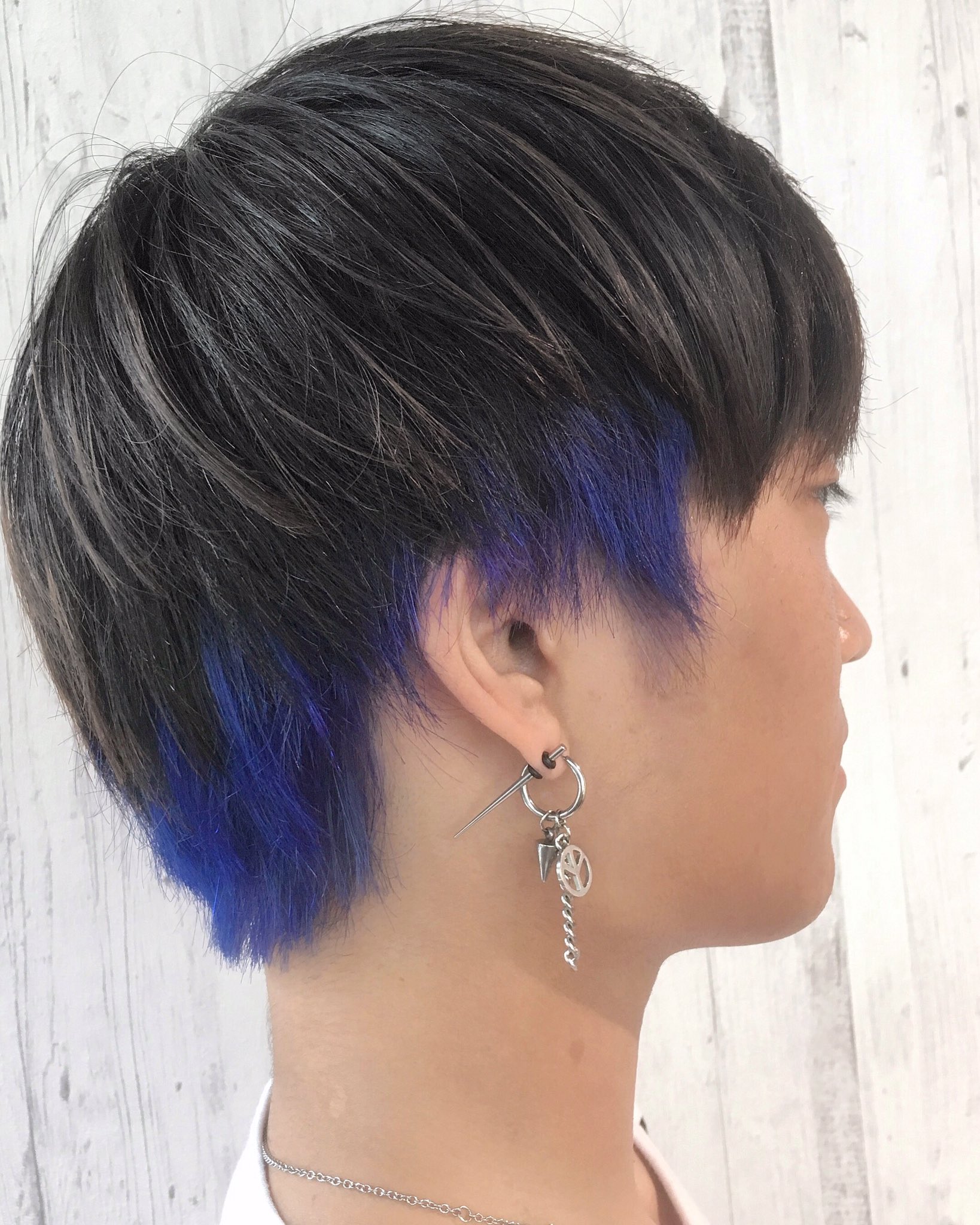 長沼彰憲 ウルフ美容師 ショート ボブ ハイトーンカラー ナチュラルなマッシュスタイルにブルーのインナーカラーでアクセント メンズ髪型 メンズヘア メンズパーマ メンズカット メンズ メンズサロン メンズカラー ハイトーンカラー