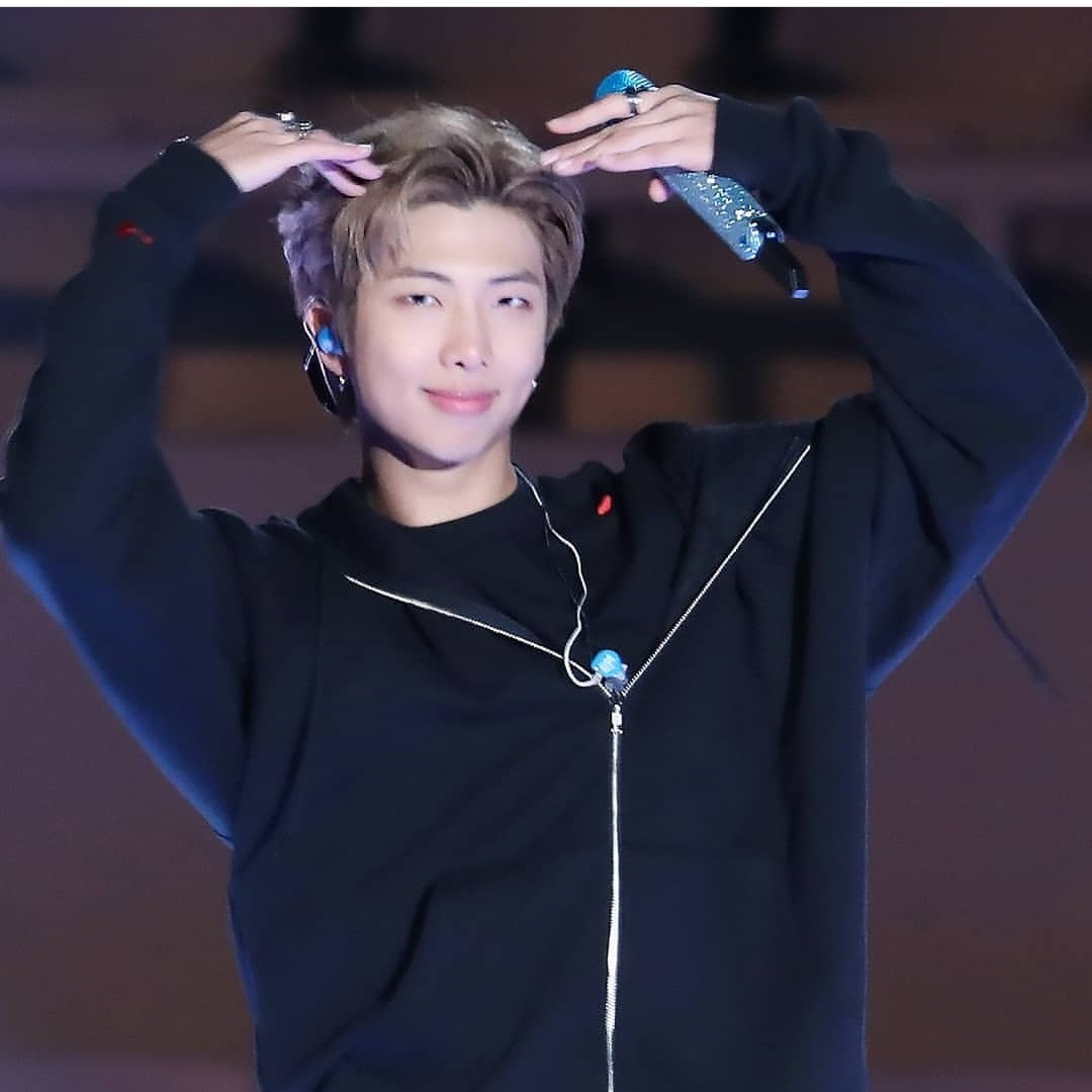rusadymitha's tweet photo. > senyumnya mengalihkan duniaku.. Joonie 💜 https://t.co/OCq61ATHeC