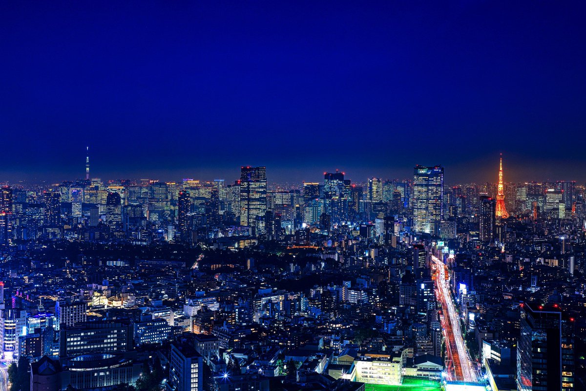 渋谷スカイから都心方面の夜景です。東京タワーと東京スカイツリーを
