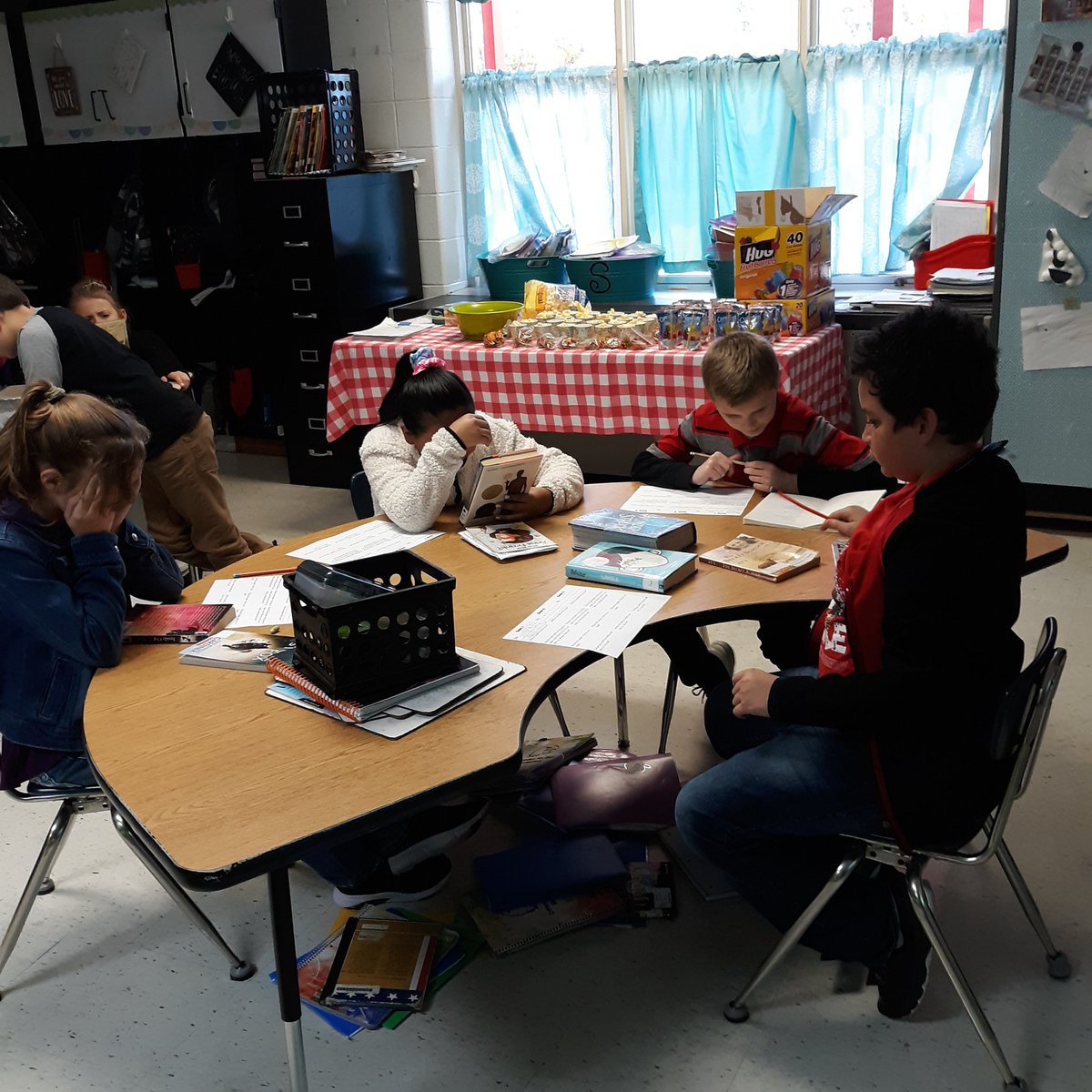 ksimpson52's tweet photo. #CMZ Mrs. Wright's 5th grade students had a Cafe' Book Tasting today to sample new books and food from other cultures. ##ReadingStrong #GrantCoSchools https://t.co/bwvd9nLUwJ