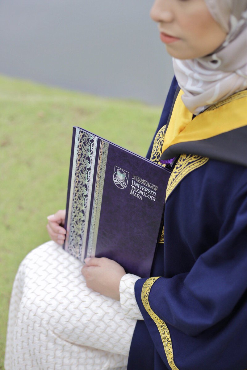 Aidasymlh's tweet photo. 29/10/19 - Alhamdulillah, finally graduated with First Class Honours in Bachelor of Statistics 👩🏻‍🎓💐

📸 - instagram : wwowpicture https://t.co/5NPYxNQzEV