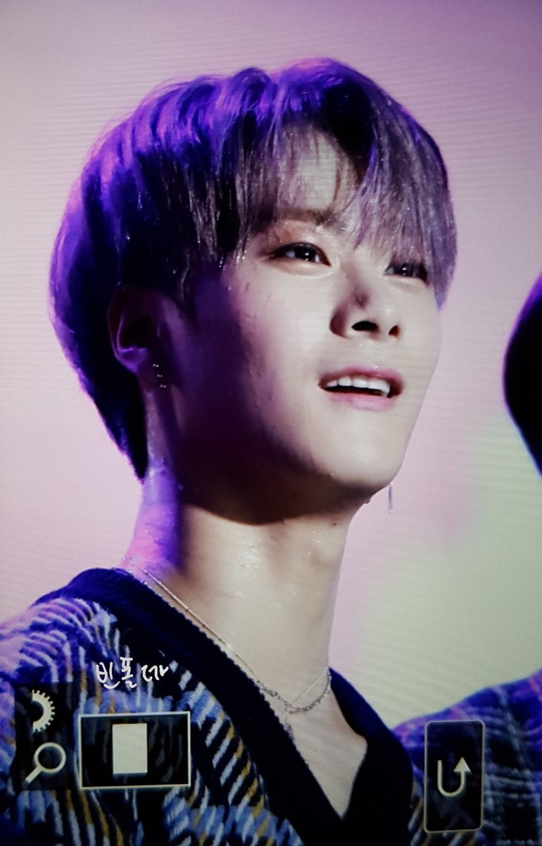 bin_folder's tweet image. [PRE] 191101 유니콘 아스트로 문빈

오늘도 행복 잔뜩 가져다준 빈이 너무
소중해❤
추운데 무대하느라 고생 많았어요😁
@offclASTRO

#아스트로 #문빈 #ASTRO #MOONBIN #アストロ #ムンビン #文彬