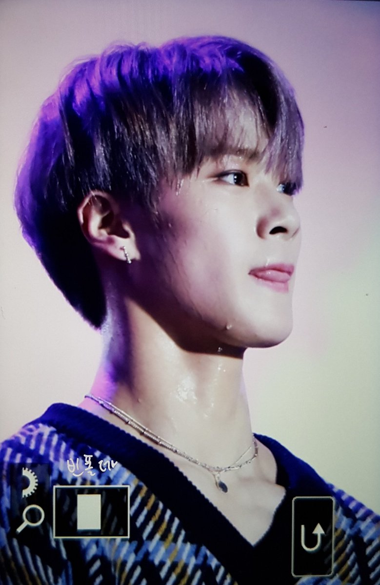 bin_folder's tweet image. [PRE] 191101 유니콘 아스트로 문빈

오늘도 행복 잔뜩 가져다준 빈이 너무
소중해❤
추운데 무대하느라 고생 많았어요😁
@offclASTRO

#아스트로 #문빈 #ASTRO #MOONBIN #アストロ #ムンビン #文彬