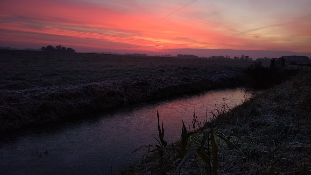 Een hele mooie ochtend  rood gekleurd en ijs op de sloot in de buurt van Hantumhuizen. <a href="/KNMI/">KNMI</a> <a href="/OmropNijs/">Omrop Fryslân Nijs</a> @pietsweer <a href="/Weerplaza/">Weerplaza.nl</a> <a href="/Ternaardnu/">Ternaard NU</a> <a href="/RTVNOF/">RTV NOF</a> <a href="/nieuwsblad_nof/">Nieuwsblad NOF</a>