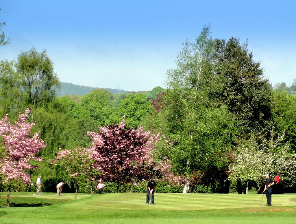 🏉 Not a rugby fan? With the nation willing on England in their bid for glory 🏆 on Saturday morning, we’ve got some rare availability on the course. So if you’d prefer to be hitting your own up and under on the golf course, book now from just £15 ➡️ bit.ly/BarlastonBooki…