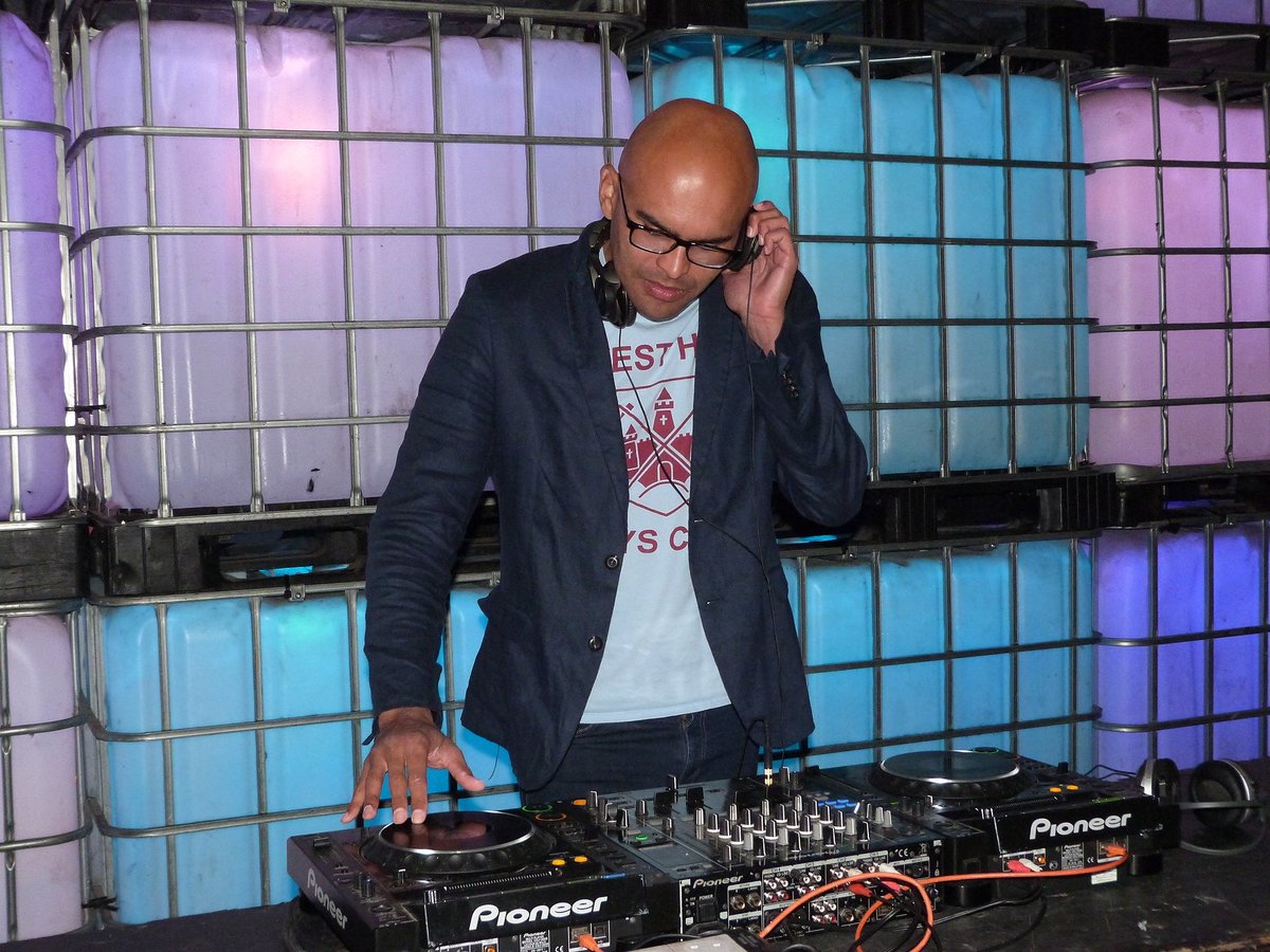 Get your glow sticks and white gloves ready, because the Lord Mayor of Cardiff is holding a rave to celebrate Fair Saturday Cardiff - a global movement founded in Bilbao that celebrates the power of the arts, culture and heritage to change the world socsi.in/a9Bst