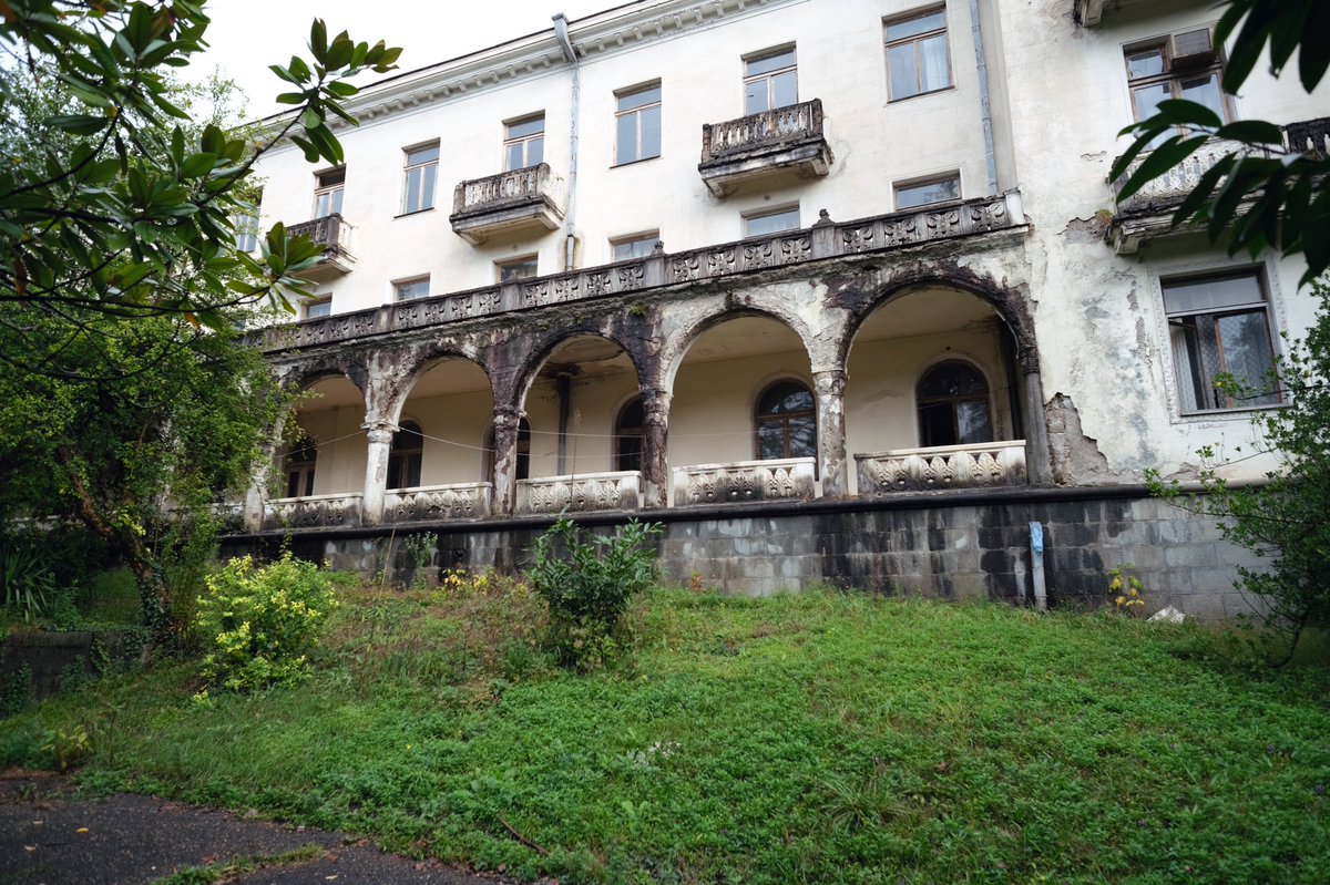 GeroldSchlegel's tweet photo. #GSchoue der Glanz aus längst vergessenen Tagen wird Schritt für Schritt erneuert. Anstelle in Kutaisi sind wir im Thermalbad Resort Georgiens gelandet.
#Tskaltubo
Hier das Alte, Vergangene...
Das Neue hier beachtet das Alte. Der Teil freut mich ungemein. https://t.co/2hMciGAByI