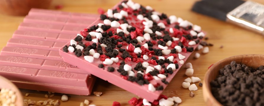 UKinbound's tweet photo. .@yorkschocstory, in partnership with @Nestle has launched the @KITKAT #Chocolatory! Visitors will be able to watch the expert chocolatiers hand-crafting the bespoke KitKat. A #luxury experience bringing #KitKat back to its birthplace. For more info ➡https://t.co/kiMTwRMTlG https://t.co/cPkAttSBkl