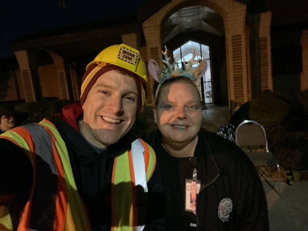 JerseyVillageTX's tweet photo. While out trick-or-treating with my family last night we walked by the Police Department and Communications Supervisor Rayne Herzog was outside handing out candy to kids as they went by. A great opportunity for #selfieswiththecitymanager! #citiesprovide #MyJV #halloween2019 https://t.co/lrn1ZyWbxq