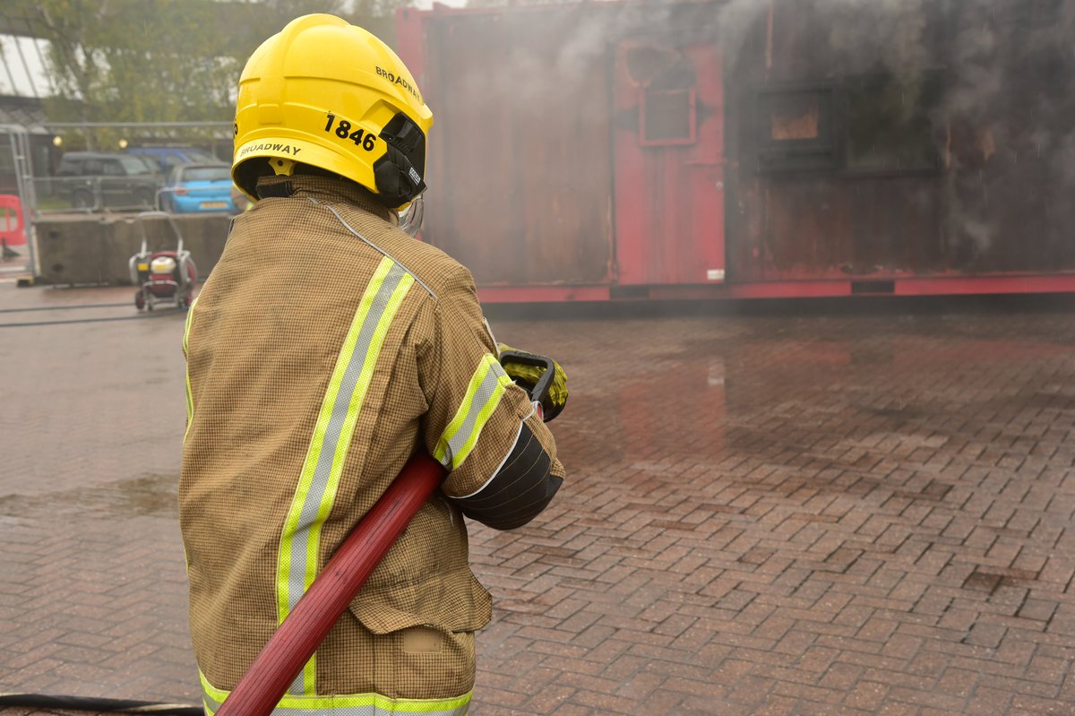 HantsIOW_fire's tweet photo. Before graduating as a #TeamHants firefighter Matthew Broadway worked for a steel firm &, with an interest in musical theatre, has even performed at @PointEastleigh twice!
Matthew is now keeping #Southampton's streets safe at @StMarys54
#HFRSGraduation #999Family @HFRS_Academy https://t.co/lTc1fhmg6N