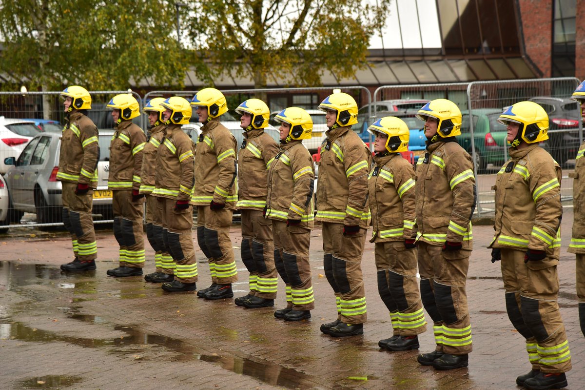 HantsIOW_fire's tweet photo. Before graduating as a #TeamHants firefighter Matthew Broadway worked for a steel firm &, with an interest in musical theatre, has even performed at @PointEastleigh twice!
Matthew is now keeping #Southampton's streets safe at @StMarys54
#HFRSGraduation #999Family @HFRS_Academy https://t.co/lTc1fhmg6N