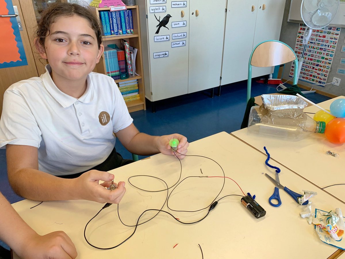 IILancy's tweet image. Our Year 6 and 7e students have been designing boats together. By integrating science, technology, engineering, arts and mathematics, they came up with really creative and smart solutions.💡💥 STEAM is fun! #steam #steameducation #steamforkids