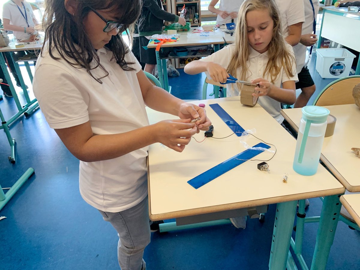 IILancy's tweet image. Our Year 6 and 7e students have been designing boats together. By integrating science, technology, engineering, arts and mathematics, they came up with really creative and smart solutions.💡💥 STEAM is fun! #steam #steameducation #steamforkids