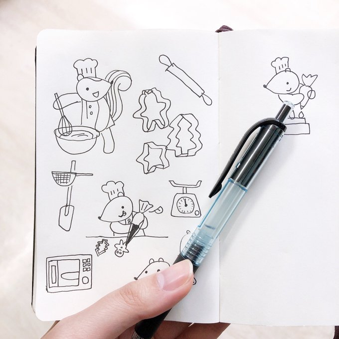コインランドリーでアイディアスケッチ🖋
キレイに描くというよりも、思いついたことを次から次にメモする感覚で。
何かしらお菓子作りをするリスたちを描きたい。時期的にクリスマスケーキとかがいいかな?🙄🎂🎄 
全身でクリームかき混ぜる子かわいいでしょ🥰 