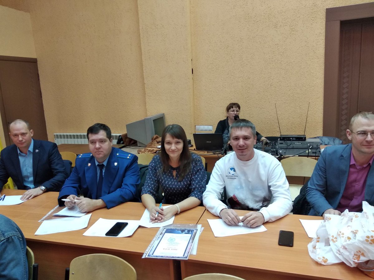 В последний учебный день впервые проходит конкурс социальных роликов "Бумеранг добра". Среди членов жюри заместитель прокурора Лукашин А.Н., руководитель тольяттинского отделения "Волонтеры Победы" Табунов С.Г., доцент кафедры журналистики ТГУ Орлова Марина Викторовна.