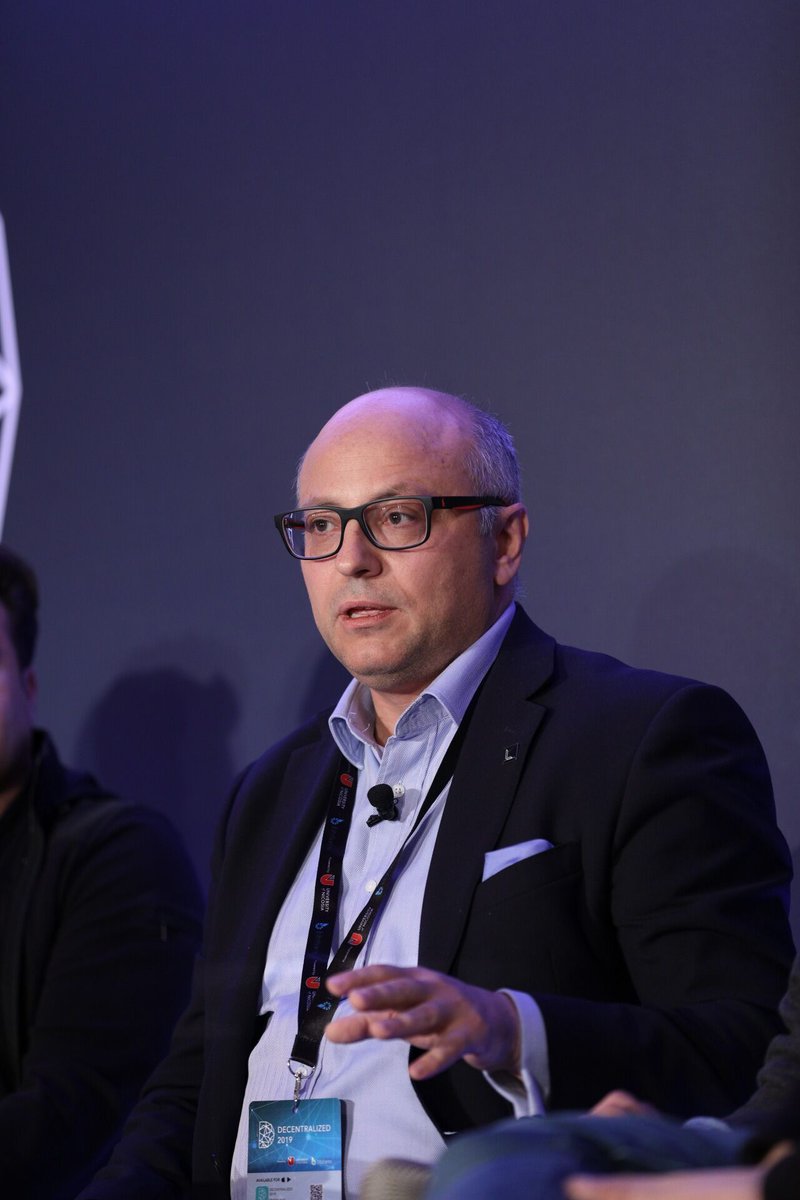 Decentralized tweet media