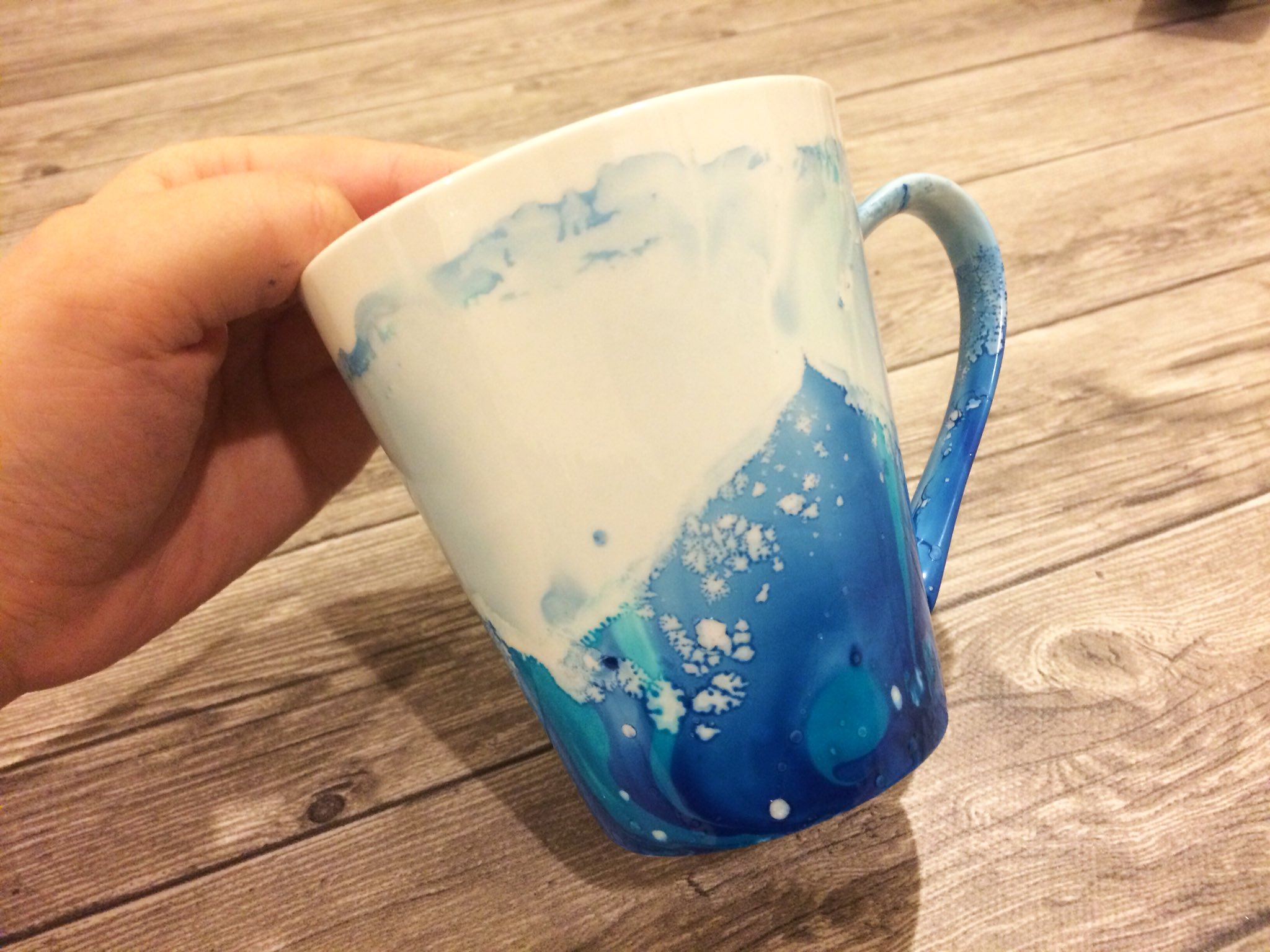 水野 智絵 作品名 星の海 アーティスティックなマグカップが出来ました 100均のマグカップとマニキュアです 深さのある容器に水を溜めて マニキュアを水面に垂らしてマグカップを沈めました マーブリング 何度か思考錯誤して 素敵な柄に 底は除
