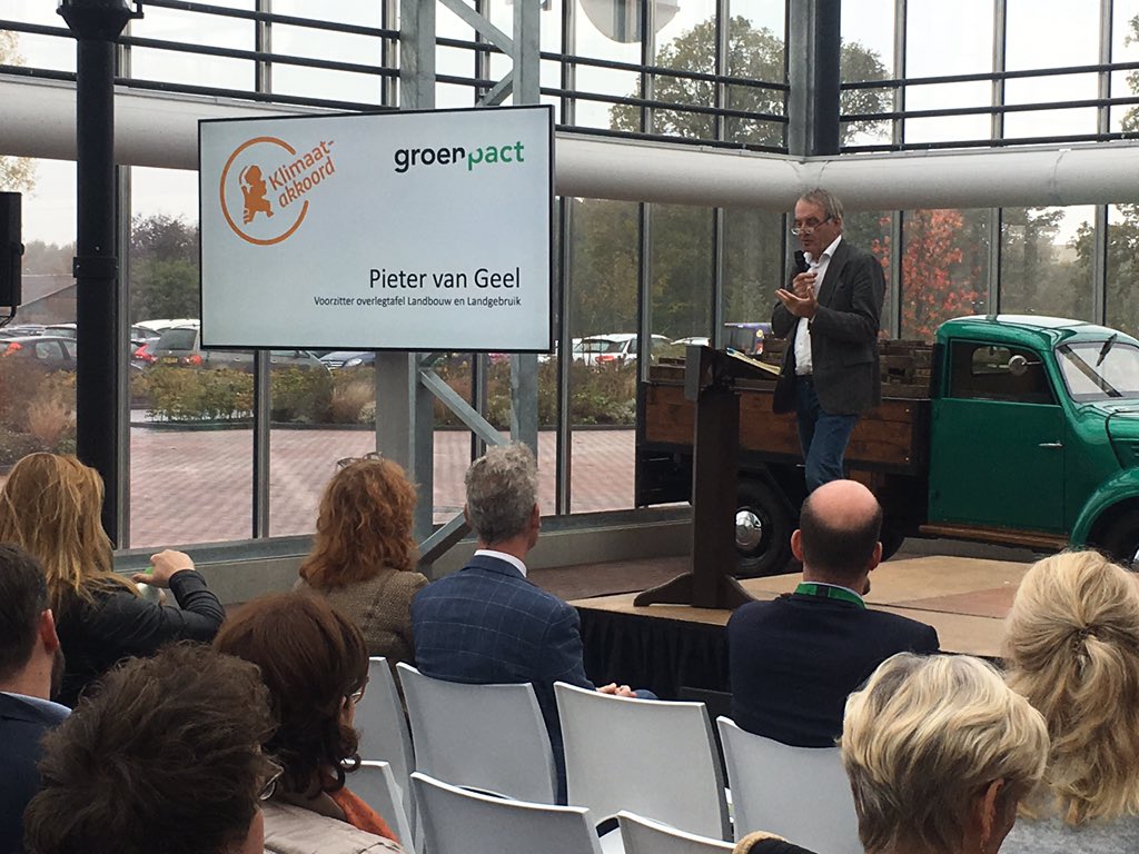 LauraRoebroeck's tweet photo. In een steeds complexere wereld is aan kennis voor klimaattransities niet eens zozeer gebrek, maar juist het toepassen, met elkaar, dat is de grootste uitdaging! Mooie opdracht voor de thematafel over landbouwtransitie en de kennisopgave! #Groenpact https://t.co/TJCVwQSC5k