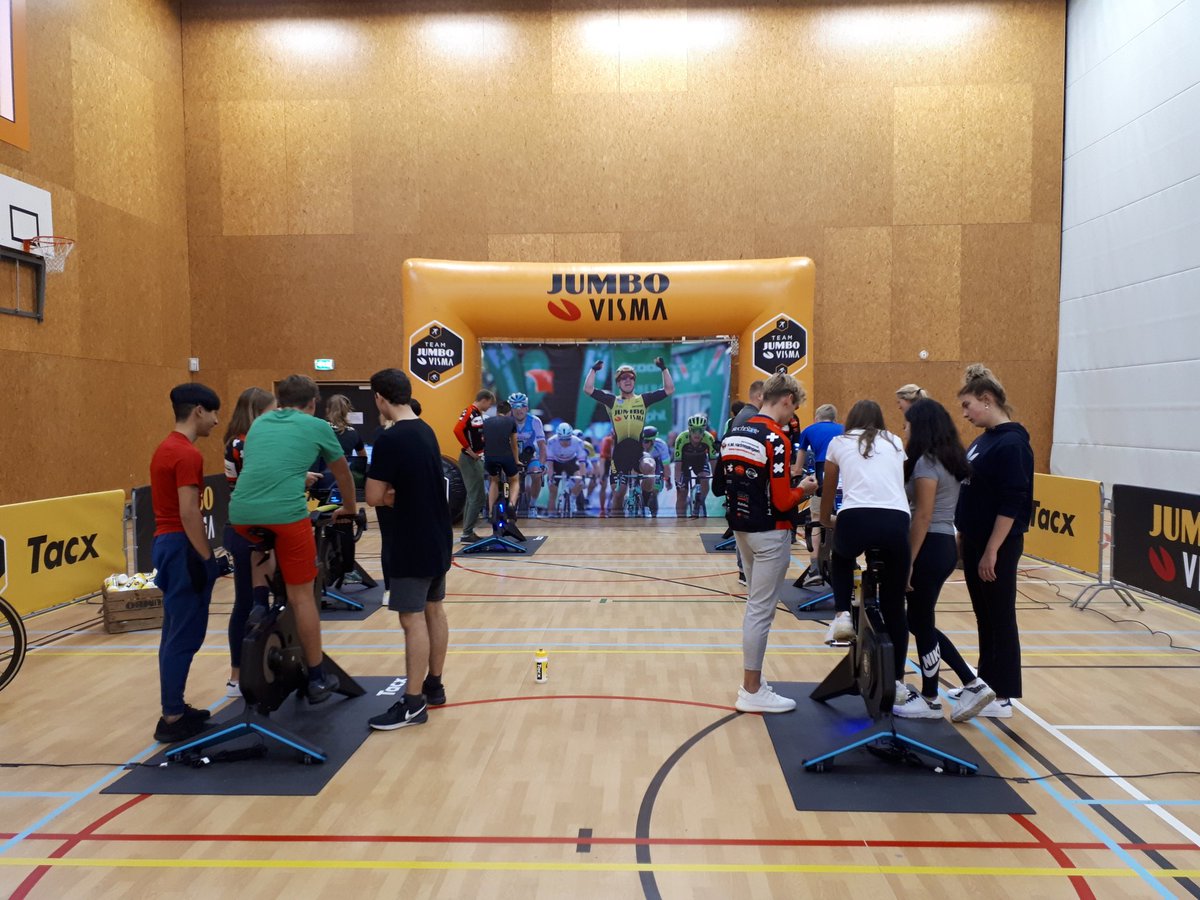 Dit is tof. Jumbo-Visma test scholieren op middelbare scholen door het hele land en probeert ze te kietelen om op de racefiets te stappen.