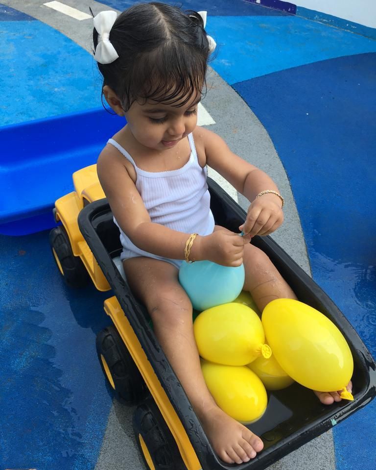 ora_nursery's tweet photo. Our children have been getting involved with the Dubai 30x30 challenge. Transporting water balloons of different sizes and weight and matching them to coloured boxes! 🎈💪 https://t.co/FoDd04Ppa1