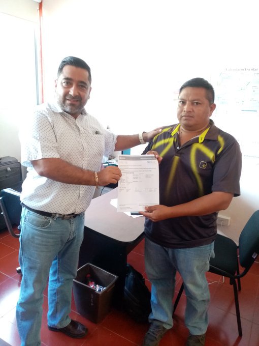 SSnte33's tweet photo. El maestro Ricardo Mendoza Moncada, secretario de Innovación Tecnológica en el @SNTESeccion33 tramita solicitudes de ingreso al #FORTE a compañeros agremiados en el edificio central del SNTE 33 https://t.co/xWbcoctOsf