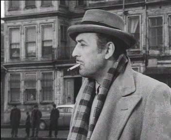 Öpüşecek birini aramadık, bizim için ölsün de demedik. Hani biraz sevse üstünü biz tamamlardık.

- Sadri Alışık