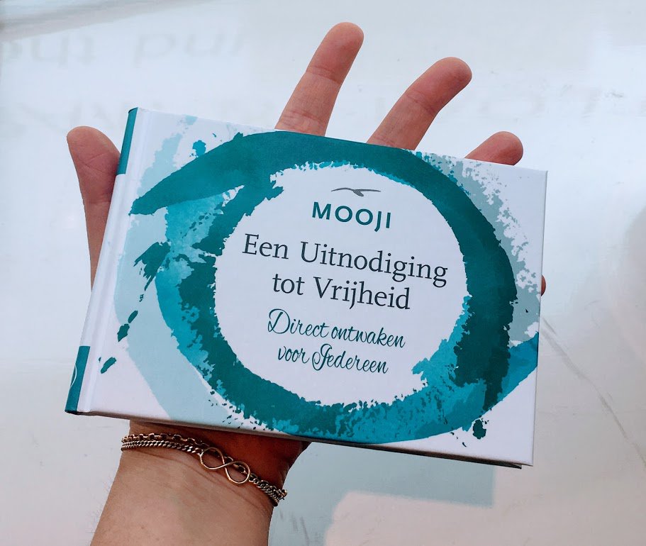 Win - Win - Win
Maak kans op één van de 3 gratis boeken die we verloten op facebook en instagram. Ga naar onze pagina en doe mee.

#giveaway #winactie #Mooji #samsara