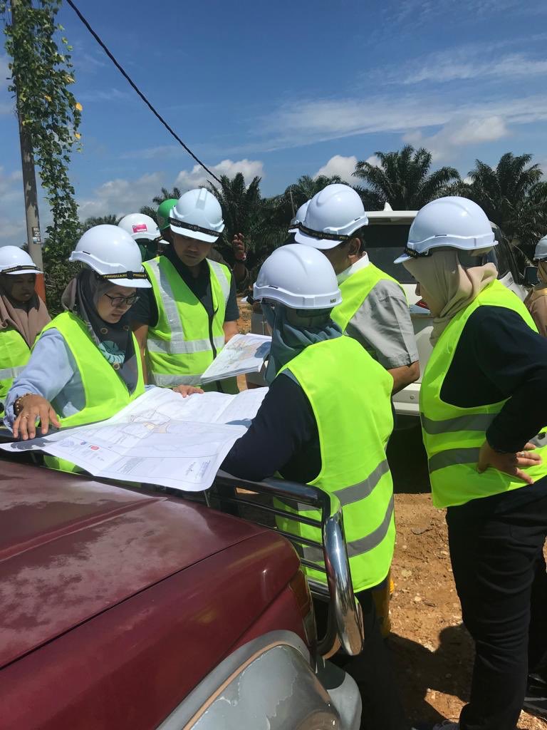 fiezasuhadis's tweet photo. Harini terasa mcm ala² scene drama melayu.. berdiri di tgh panas sambil tgk pelan.. 👷🏻‍♀️... 😀... https://t.co/6kNkxM8zfx