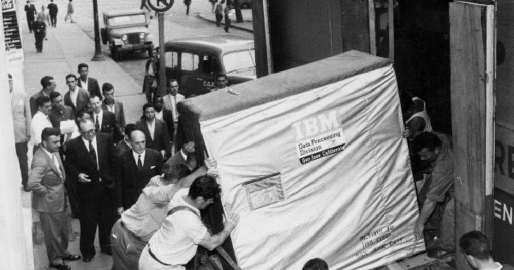 ITSL_UK's tweet image. #FlashbackFriday 1956: 1st commercial #HardDrive shipped - The enormous @IBM 5MB disk needed muscle and machinery to be moved. In 2019, we have 1000000MB (1TB) MicroSD cards the size of a finger nail. #ComputerStorage