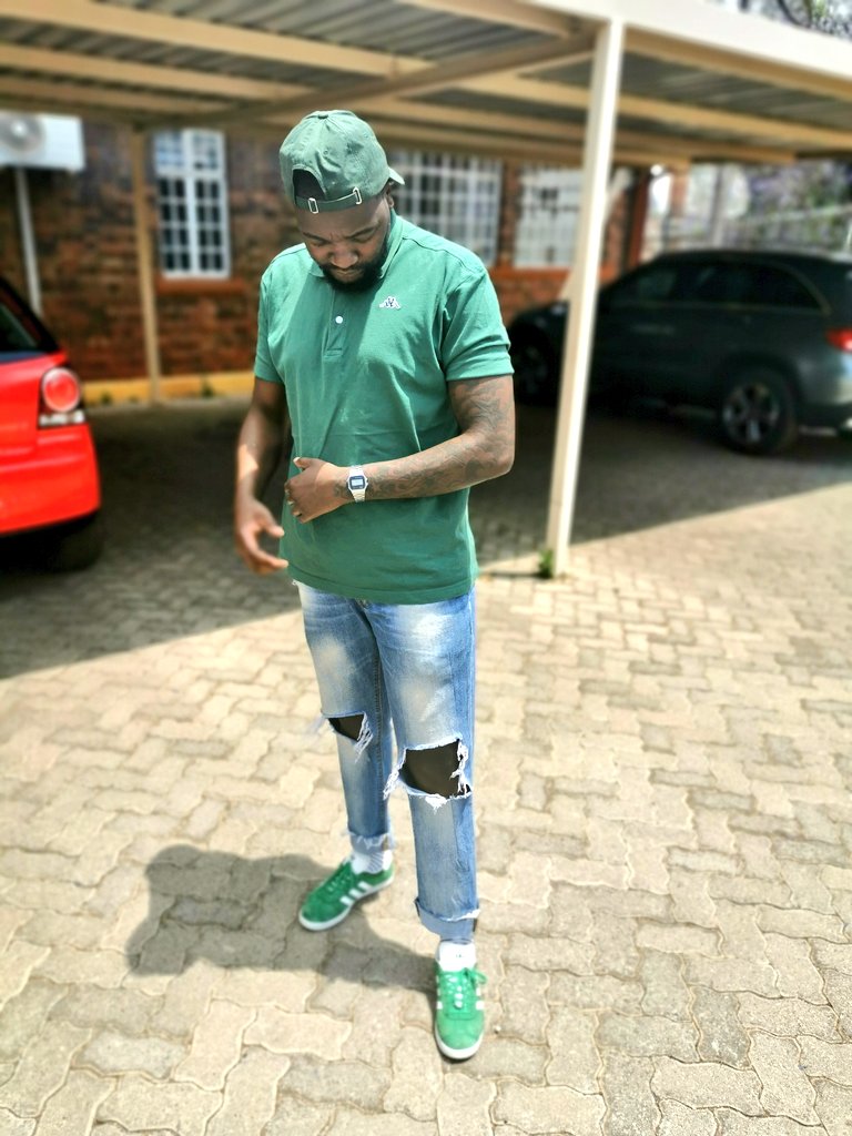 MphoSebako808's tweet photo. Friday All Green 💚

#Black_Hippy #OBI_Dollar #BLVQ_HYP #GiftOfLife #PapaIzzy #BlackYellowBone #DarkChocolate #HipStar #CombosCommunicating #SUPERBME #SuperbMan #Superbalist #FineStyler #mkmstyle #CasioWatch https://t.co/hKKuh5J3q3