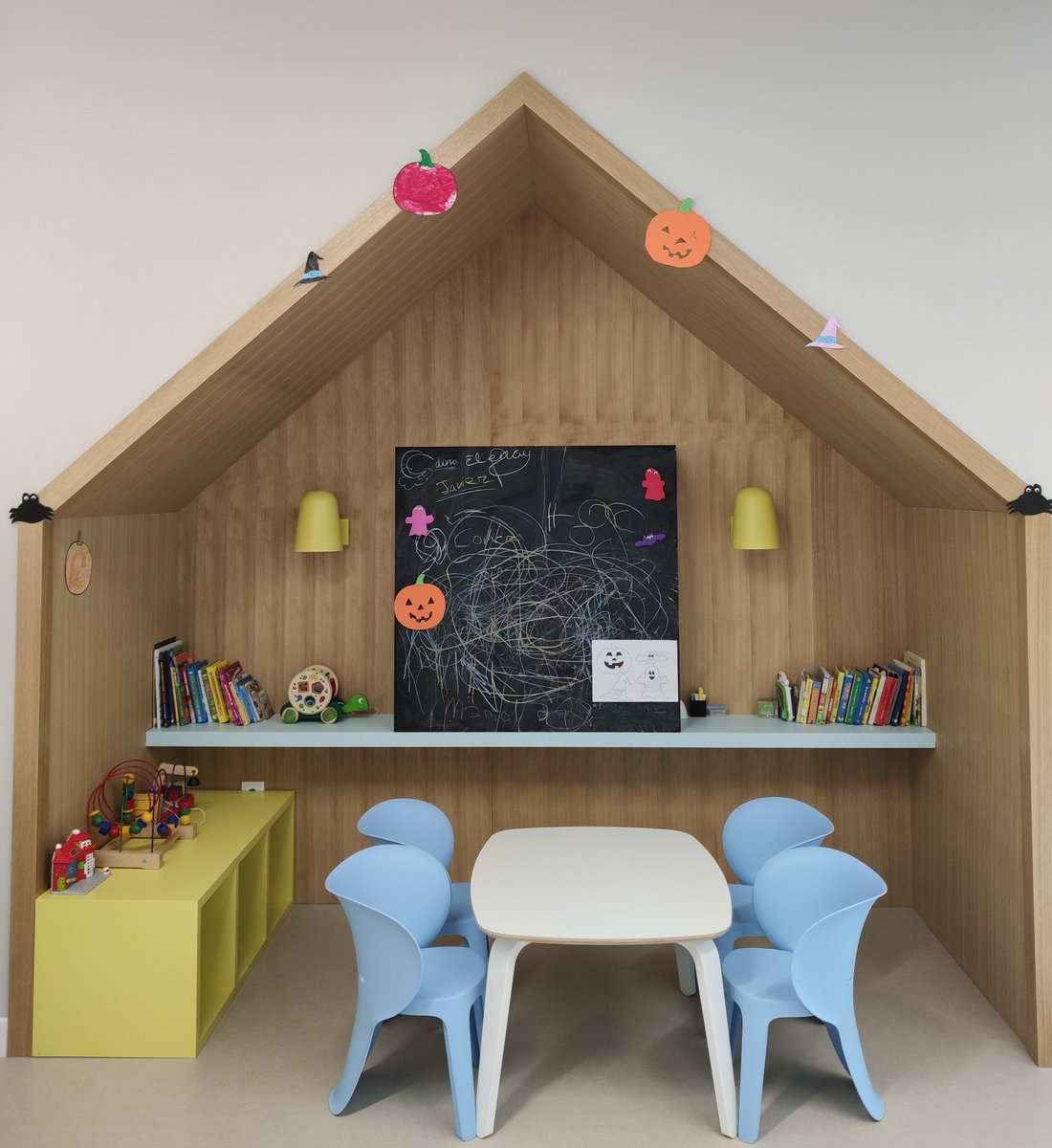 NeuraxisFerrol's tweet photo. ¡Feliz festivo y Halloween a todos! Nuestros niños son unas artistas y han dejado así de bonita la sala de espera de los más peques.
Un fin de semana un poco más largo de lo normal para coger fuerzas y afrontar la semana con más ganas.
#festivo #NeuraxisFerrol https://t.co/BBpEwx9mFW