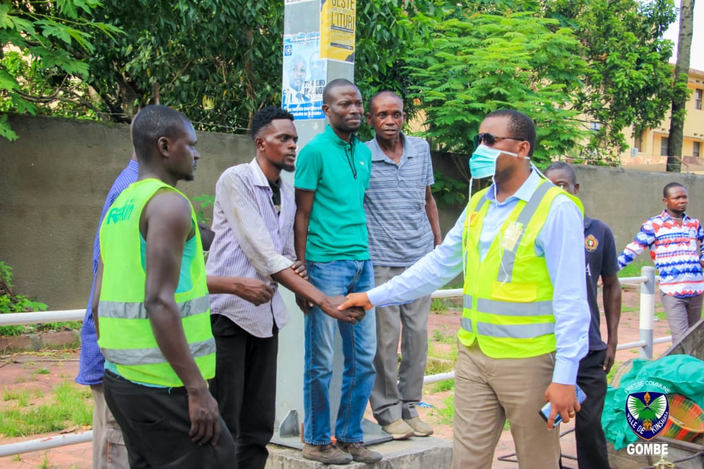 BiboleP's tweet photo. Gombe Bopeto : Fabrice Ngoy s'en va-t-en guerre contre l'insalubrité 

Depuis sa nomination à la tête de la Gombe, Fabrice Ngoy ne ménage aucun effort pour la salubrité de sa municipalité.  "On ne lâche rien...", dixit  Didier Tenge Litho, Ministre Provincial de l'environnement. https://t.co/qPdYTIPbyS