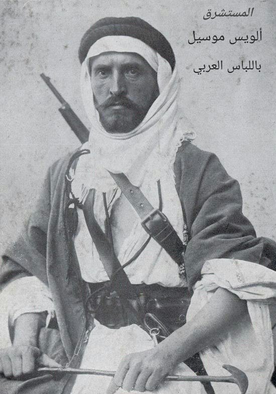 تتعدد أنواع التمر بالجوف
وأفضلها (الحلوة) ذات اللون الأسود
والتي تخلط مع مسحوق (السمح)
حيث يمتص عصارة التمر بعد خلطه معها.
وتسمى تلك الخلطة (البكيلة)

المستشرق [ألويس موسيل]
1909 م

#مهرجان_السمح_الموسمي
 #مهرجان_السمح_بالجوف